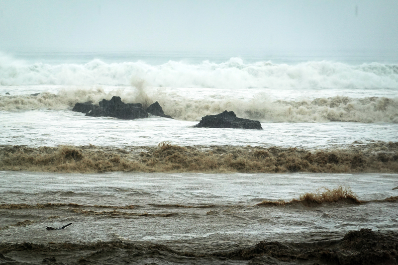 Taufan Ragasa melanda Taiwan – Ombak besar berulang kali membadai Pantai Chuanfanshih, Kenting.(Foto oleh Li Huiting, Pemberita CNA — 22 September 2025)
