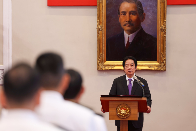 Presiden Lai Ching-te (賴清德) (belakang kanan) mempengerusikan upacara kenaikan pangkat pegawai tentera bagi bulan Oktober 114 Tahun Republik di Istana Presiden pada pagi 24 Oktober, memberikan ucapan semangat kepada pegawai yang dinaikkan pangkat. (Foto: CNA)