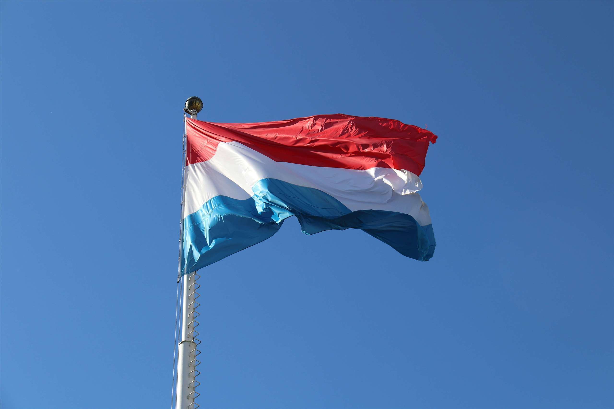 Sebuah sidang kemuncak Pertubuhan Bangsa-Bangsa Bersatu (PBB) mengenai “penyelesaian dua negara” antara Israel dan Palestin akan diadakan minggu depan di New York, Amerika Syarikat. Pada 15 September, Luxembourg menyertai barisan negara yang menyatakan akan mengiktiraf Negara Palestin pada persidangan tersebut. Gambar menunjukkan bendera Luxembourg. (Foto: Unsplash)

