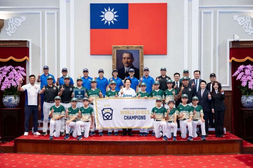 Pasukan Besbol Sekolah Rendah Dongyuan dan Zhongshan Mencapai Pencapaian Cemerlang, Presiden Lai Mengumumkan Pengeluaran Setem Peringatan (Foto: Lai Ching-te Facebook)