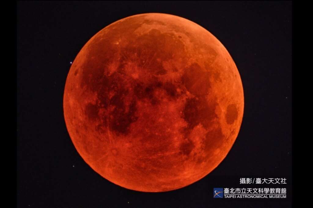 " Bulan merah yang menakjubkan berlaku pada awal pagi 8 September, disebabkan oleh gerhana bulan penuh." (Sumber: Laman web rasmi Pusat Pendidikan Sains Astronomi Taipei)