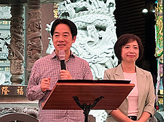 Pada 14 September 2025, Presiden Lai Ching-te (kiri) mengunjungi Tokong Shui Jing Fulong di Daerah Beitun, Bandar Taichung untuk bersembahyang dan memohon keberkatan.Presiden Lai menegaskan bahawa ancaman dari China bukanlah isu yang hanya dihadapi oleh Taiwan secara bersendirian, tetapi merupakan masalah bersifat antarabangsa. Beliau menyatakan bahawa Taiwan tetap perlu memikul tanggungjawab dan “memberitahu masyarakat antarabangsa bahawa kita bertekad untuk melindungi keselamatan negara.”
📸 Gambar oleh wartawan CNA, Hau Hsueh-ching

