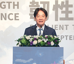 Presiden Lai Ching-te (gambar) hadir ke majlis pembukaan dan menyampaikan ucapan. Beliau menyatakan bahawa Taiwan dan dunia sedang berdepan dua cabaran besar serentak iaitu perubahan iklim ekstrem dan pengembangan sistem autoritarian. Taiwan tidak akan tunduk kepada penceroboh, dan akan terus memperkukuh kekuatan pertahanan negara.
Foto oleh Xie Jiazhang, Pemberita CNA — 20 September 2025
