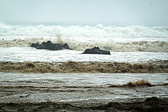 Taufan Ragasa melanda Taiwan – Ombak besar berulang kali membadai Pantai Chuanfanshih, Kenting.(Foto oleh Li Huiting, Pemberita CNA — 22 September 2025)
