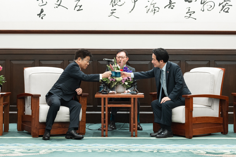 Presiden Lai Ching-te (kanan) pada 15 haribulan menerima kunjungan bekas Ketua Setiausaha Kabinet Jepun serta Ahli Dewan Perwakilan, Katsunobu Kato (kiri), bersama rombongannya. Beliau berharap pada masa hadapan, Taiwan dan Jepun dapat terus memperdalam hubungan persahabatan berdasarkan pencapaian sedia ada. (Disediakan oleh Pejabat Presiden)