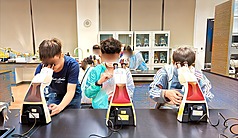 Cuti musim sejuk paling panjang tidak dibiarkan kosong — 25 sekolah menganjurkan kem ‘Sehari Sebagai Mahasiswa’.
Jabatan Pendidikan Bandar New Taipei menyatakan bahawa kem ‘Sehari Sebagai Mahasiswa’ ini membawa pelajar sekolah menengah atas serta sebahagian pelajar sekolah menengah rendah untuk meneroka minat dan arah kerjaya.
Gambar menunjukkan kem di Universiti Perubatan Mackay bertema ‘Imej Retina Fundus dan Kecerdasan Buatan’.
(Disediakan oleh Jabatan Pendidikan Kerajaan Bandar New Taipei)
Wartawan CNA Huang Xusheng, New Taipei, faks — 3 Januari 2026.