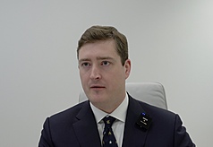 Rundingan tarif antara Taiwan dan Amerika Syarikat telah mencapai persetujuan. Bekas Ketua Staf Majlis Keselamatan Negara Rumah Putih, Gere, dalam wawancara eksklusif bersama wartawan CNA pada 16 Januari menyatakan bahawa selepas isu ekonomi diselesaikan, AS dan Taiwan boleh menumpukan kepada pengukuhan kerjasama keselamatan serta memperkukuh daya cegah di Indo-Pasifik.
(Gambar oleh wartawan CNA Hou Tzu-ying di Washington, 17 Januari 2026)