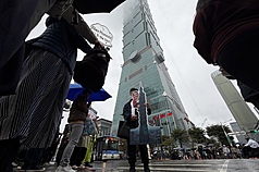 Percubaan Alex Honnold Mendaki Taipei 101 Ditangguhkan Akibat Cuaca Buruk.(Foto: CNA)