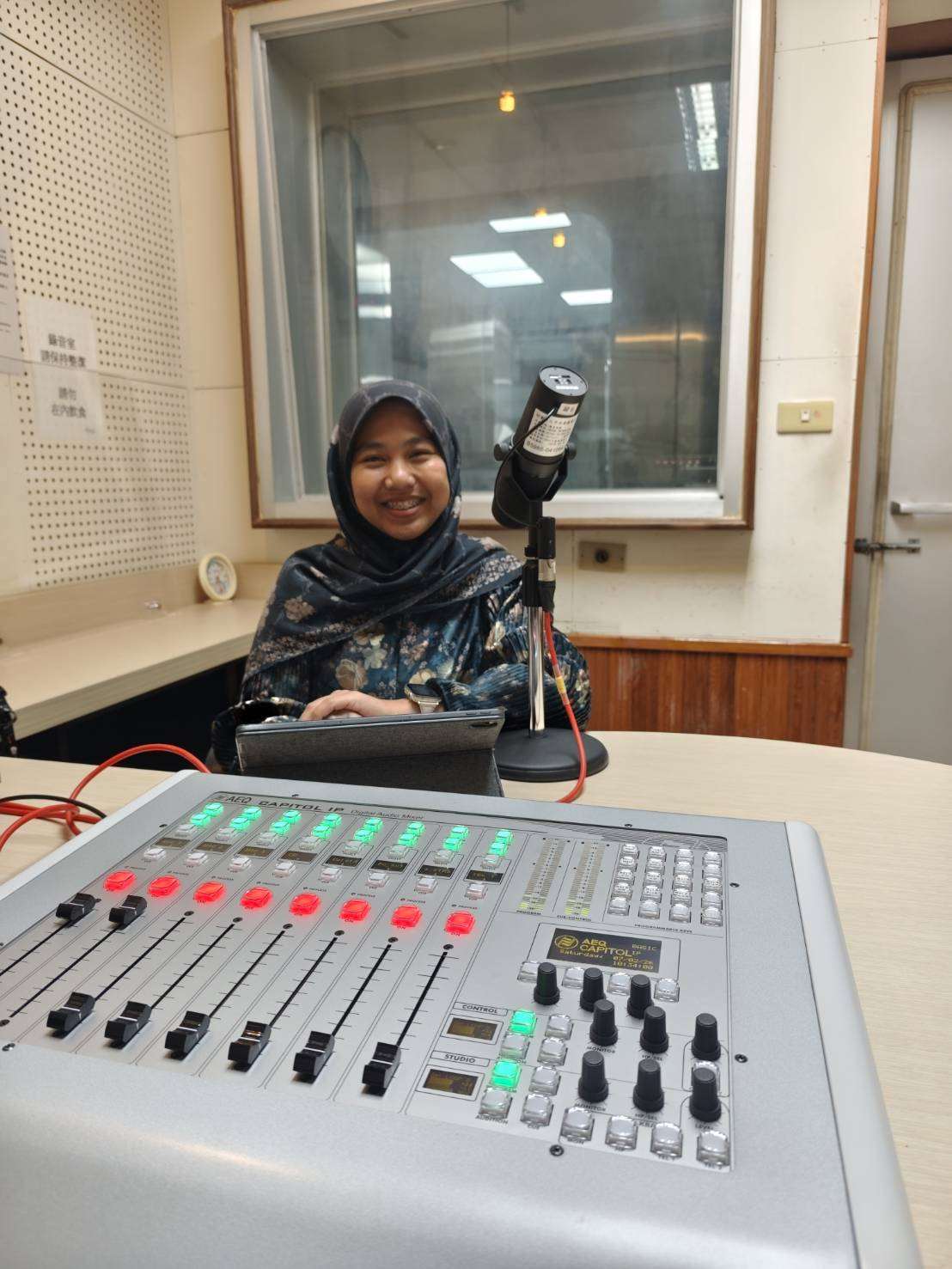 Wawancara dengan Bu Emma di bilik rakaman Rti.