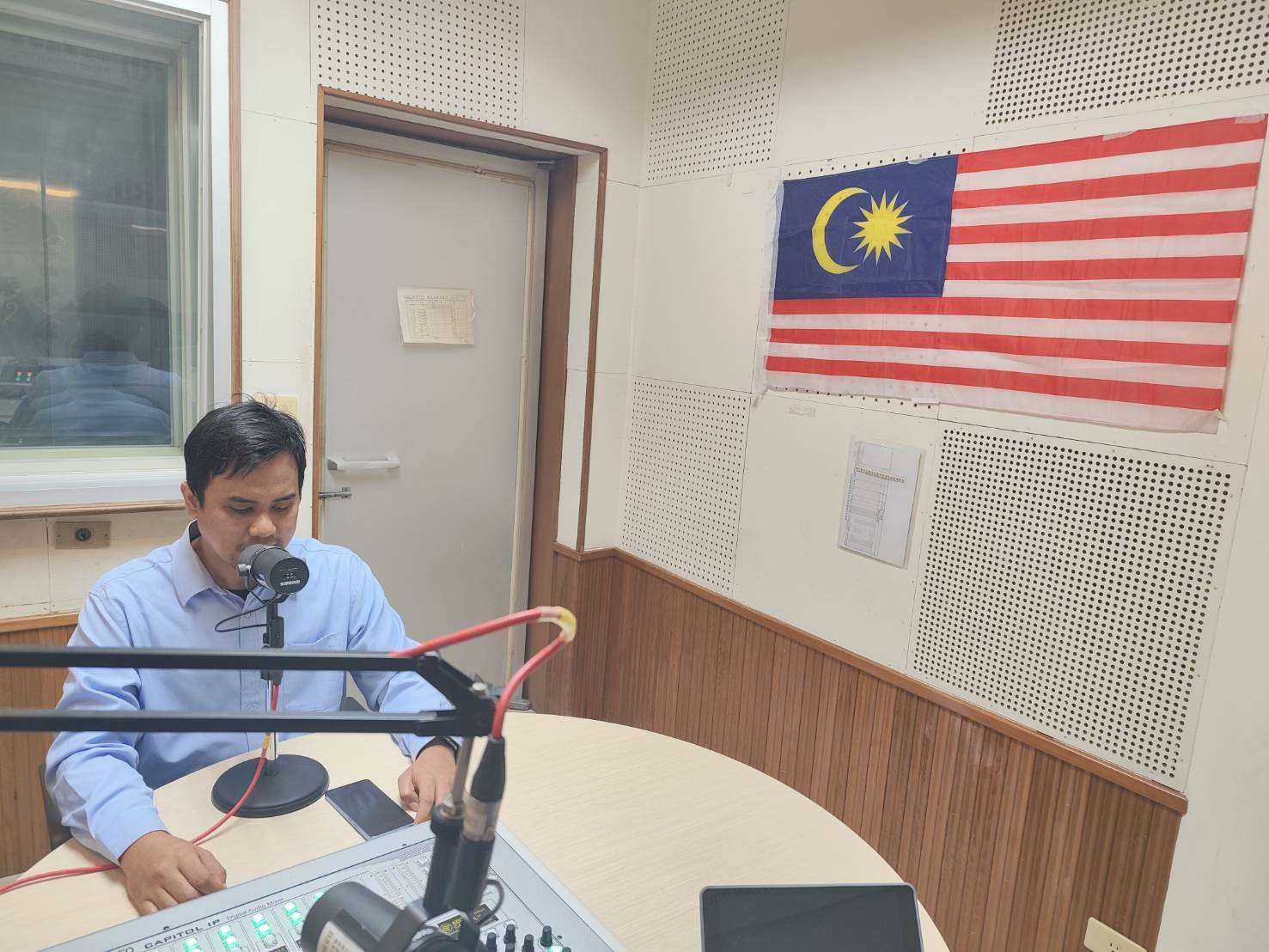Saudara Aizat di bilik rakaman Rti. 