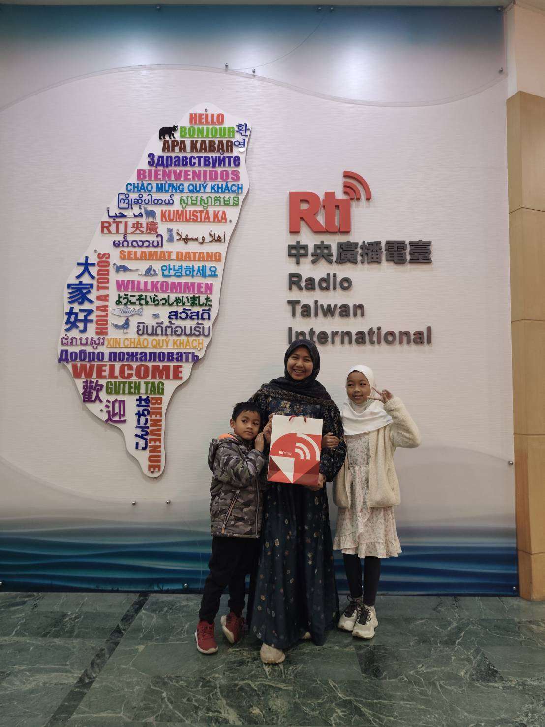 Bu Emma bersama kedua ananknya di Rti.