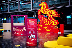 Syarikat Lapangan Terbang Antarabangsa Taoyuan tahun ini mengangkat tema “Segera Berangkat”, dengan warna utama merah dan emas yang melambangkan keceriaan.(Gambar oleh wartawan CNA, Wu Jui-Chi, di Lapangan Terbang Taoyuan, 14 Februari 2026)
