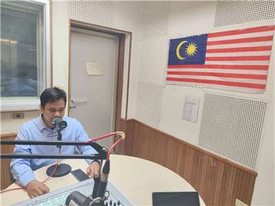 Saudara Aizat di bilik rakaman Rti. 