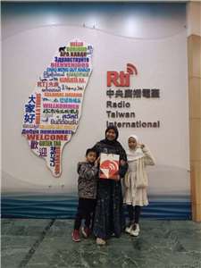 Bu Emma bersama kedua ananknya di Rti.