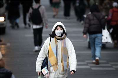 Gambar menunjukkan orang ramai memakai pakaian hangat.