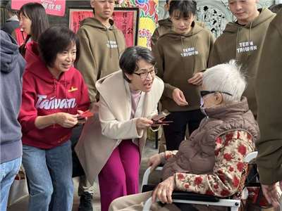 Naib Presiden Hsiao Bi-khim Mengedarkan 1,000 Beg Bertuah, Sampaikan Ucapan Tahun Baharu kepada Rakyat