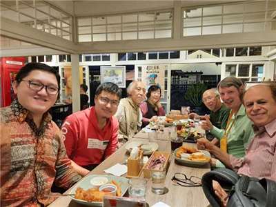 Polyglot Teddy bersama kawan-kawan antarabangsa