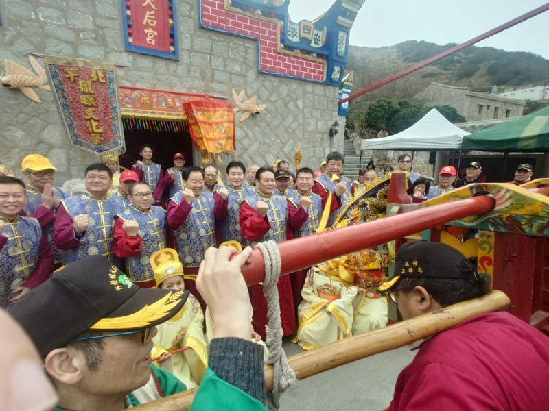 Festival budaya Mazu Bai Ming, yang telah diiktiraf sebagai warisan rakyat penting peringkat kebangsaan, berlangsung pada pagi 28 Februari dengan upacara pemujaan rasmi. Acara ini bukan sahaja menonjolkan tradisi masyarakat Mazu yang menganggap sambutan Yuanxiao lebih meriah daripada Tahun Baru, tetapi juga melambangkan doa kepada para dewa agar Mazu dikurniakan cuaca baik, hasil bumi melimpah, dan keamanan di seluruh wilayah. (Laporan oleh wartawan CNA, Pan Xin-Tong, 28 Februari 2026)