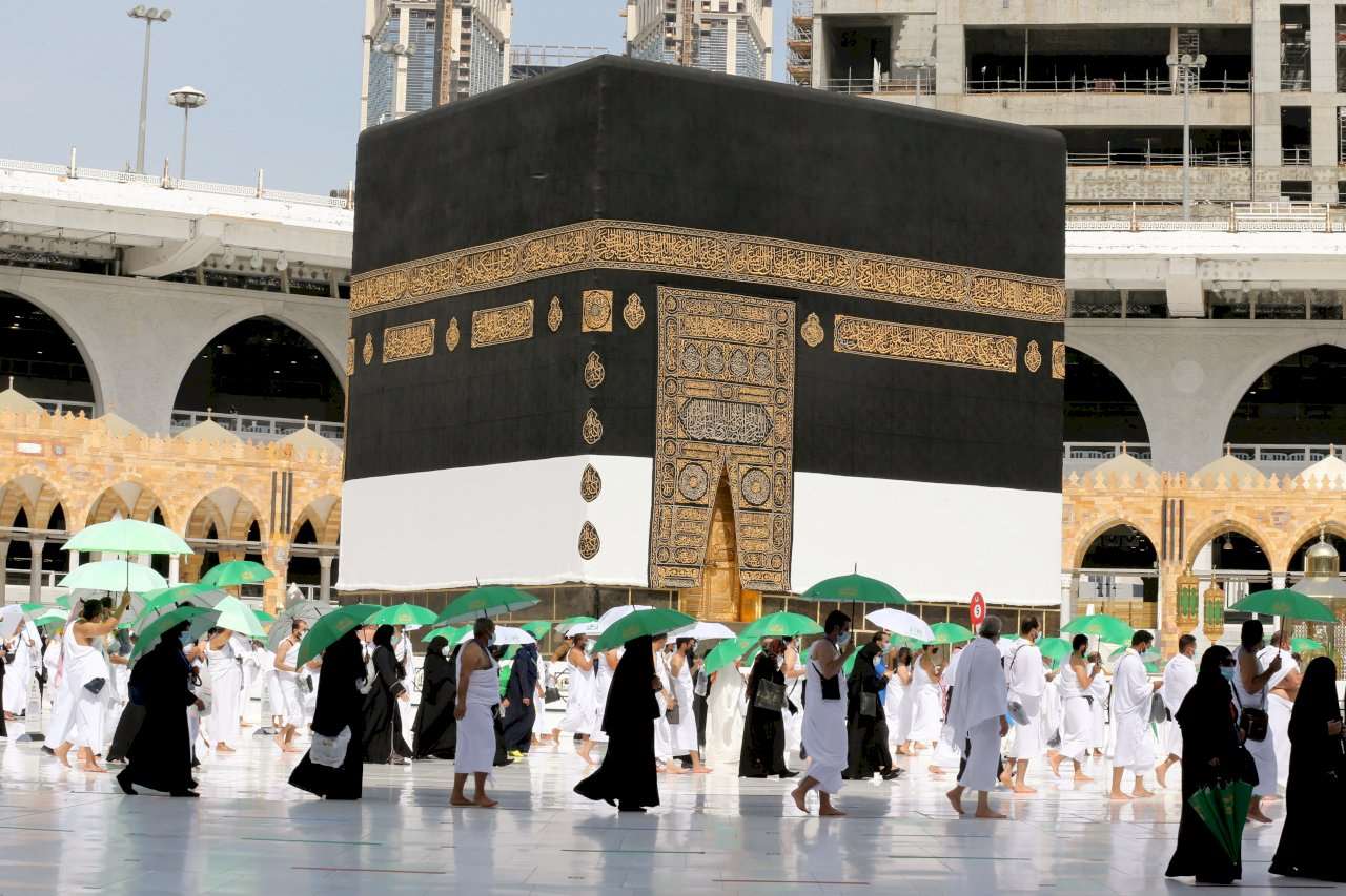 Kaabah yang terletak di Masjid al-Haram (bangunan kubus hitam) adalah tempat paling suci dalam agama Islam. (Reuters / Dazhi Images)
