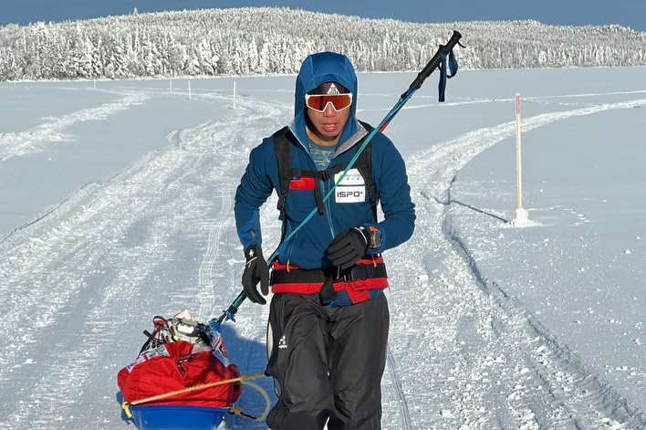 Atlet ultra maraton ekstrem Taiwan, Chen Yen-Po (陳彥博), sedang berjuang dalam perlumbaan Sweden Lapland 185km Non-Stop Crossing Race. Sejak perlumbaan bermula 21 jam lalu, beliau hanya sempat berehat seketika selama 1 jam, dan kini berada di kedudukan kedua keseluruhan. (Imej diambil dari Facebook Chen Yen-Po)