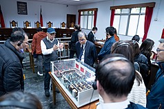 Kementerian Pendidikan mendorong pelaksanaan “Zon Kelas Tambahan Keadilan Transisi”, untuk menceritakan kisah sejarah yang belum dibahas sepenuhnya dalam pelajaran. Menteri Pendidikan, Cheng Ying-Yao (tengah), turut mengetuai lawatan ke Muzium Hak Asasi Manusia Negara (Taman Jingmei), bagi menelusuri tapak sejarah secara langsung.
(Sumber: Kementerian Pendidikan)