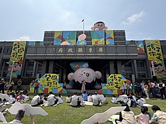 Promosi Aktiviti Hari Kanak-kanak Pingtung "Kepung Pejabat Daerah"
Kerajaan Daerah Pingtung akan menganjurkan edisi ke-2 aktiviti "Kepung Pejabat Daerah, Anak Jadi Tuan" pada 3 dan 4 April. Pada 25 Mac, sidang media telah diadakan untuk mengumumkan bahawa aktiviti ini akan dijalankan dengan penutupan jalan, menghubungkan ruang di sekitar pejabat daerah, bagi membina kawasan permainan Hari Kanak-kanak yang lebih besar dan terbuka.
(Gambar oleh wartawan CNA, Li Hui-ting, 25 Mac 2026)