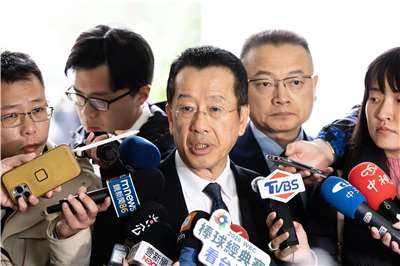 Menteri Pertahanan Taiwan, Wellington Koo (顧立雄) (gambar tengah), pada pagi 17 Mac ditemu bual di Yuan Perundangan. (Foto oleh: Yang Renxiang (楊仁翔))