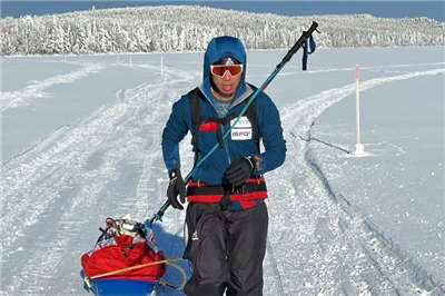 Atlet ultra maraton ekstrem Taiwan, Chen Yen-Po (陳彥博), sedang berjuang dalam perlumbaan Sweden Lapland 185km Non-Stop Crossing Race. Sejak perlumbaan bermula 21 jam lalu, beliau hanya sempat berehat seketika selama 1 jam, dan kini berada di kedudukan kedua keseluruhan. (Imej diambil dari Facebook Chen Yen-Po)