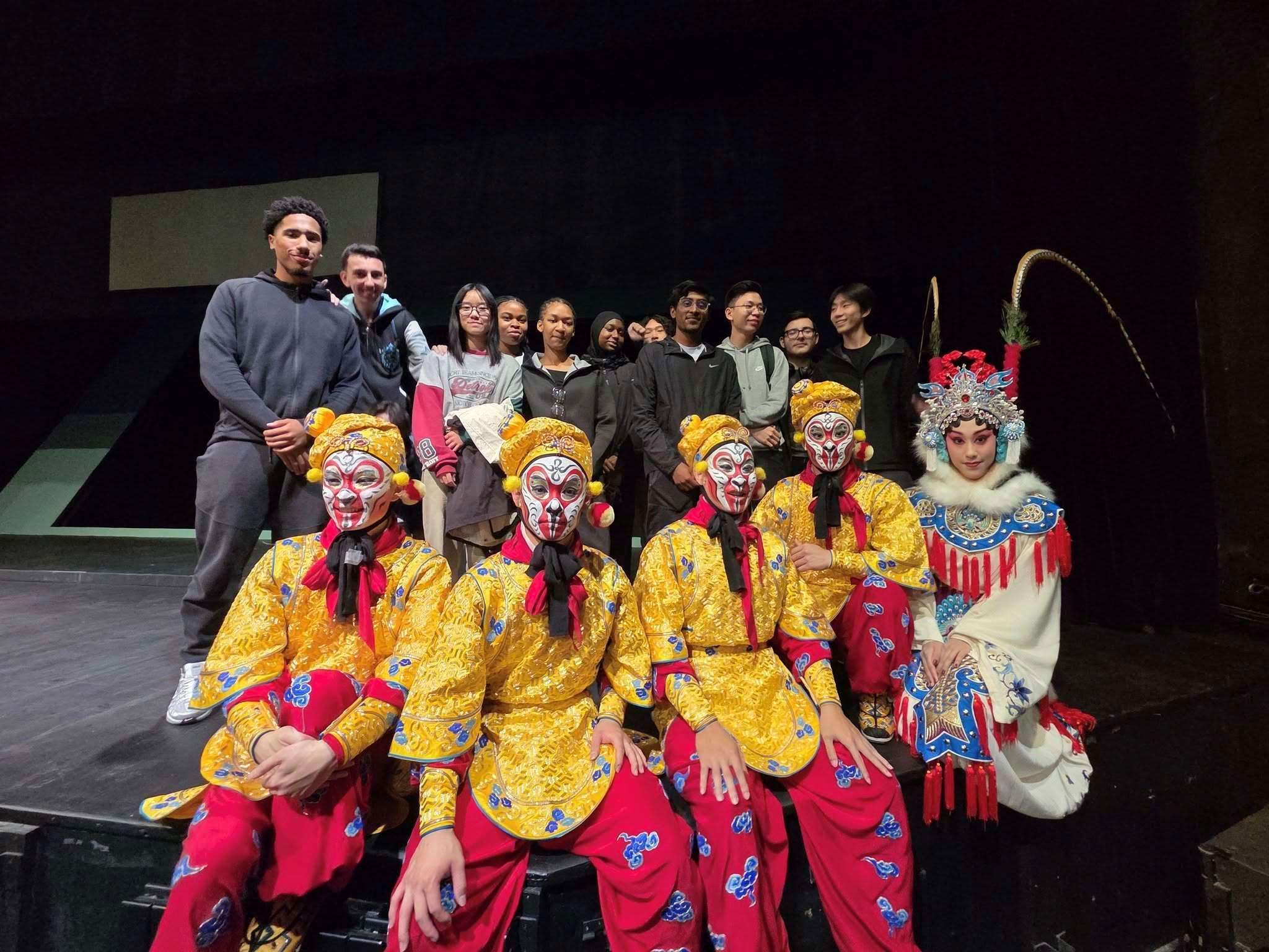 Pementasan “Puteri dan Kipas Ajaib” di Paris menarik kehadiran ramai pelajar Perancis yang datang untuk menonton. (Foto oleh Jiang Zhaolun (江昭倫))
