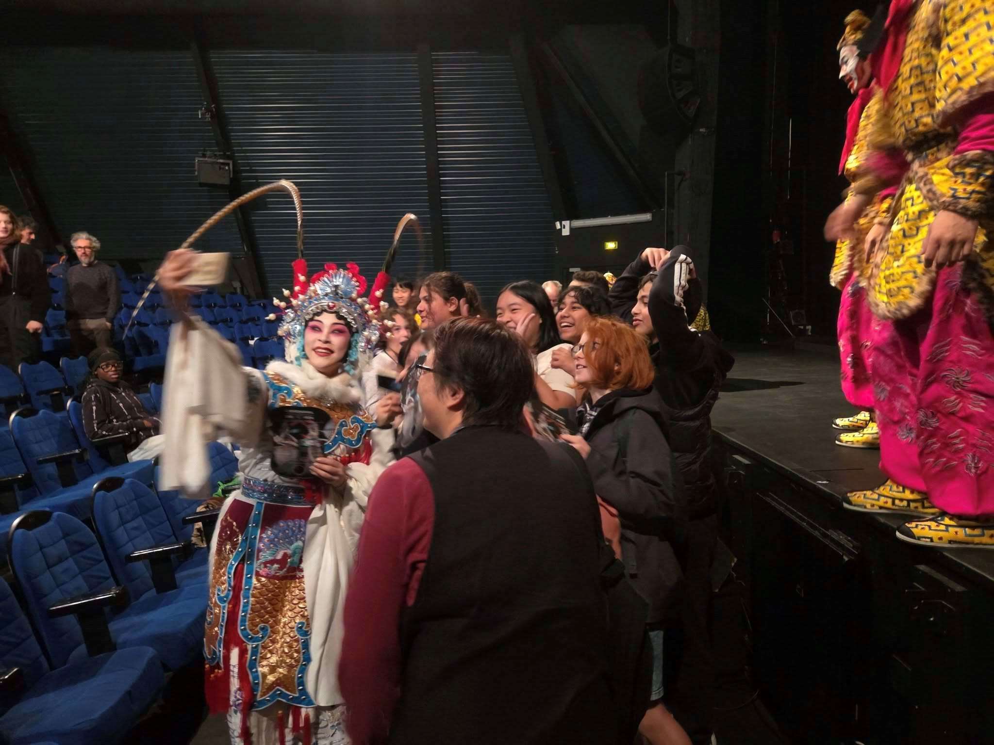 Karya bersama Taiwan-Perancis “Puteri dan Kipas Ajaib” oleh Kumpulan Teater Guoguang mendapat sambutan hangat di Paris — penonton berebut bergambar bersama Puteri Kipas Besi. (Foto oleh Jiang Zhaolun (江昭倫))
