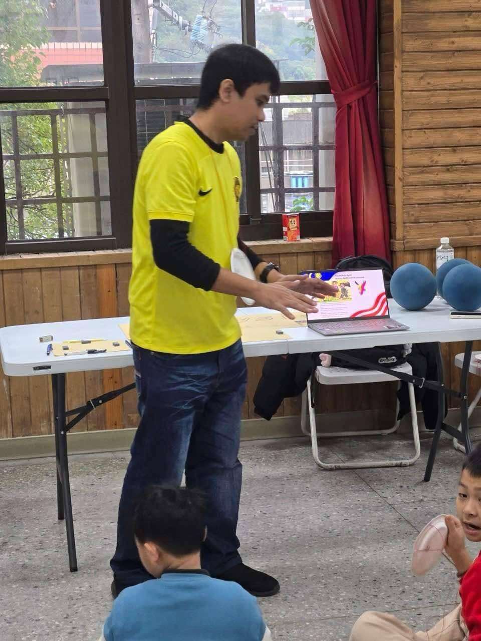 Saudara Aizat dalam kegiatan luar kampus berinteraksi dengan murid-murid sekolah rendah di Taiwan. (Sumber foto disediakan oleh Encik Aizat)