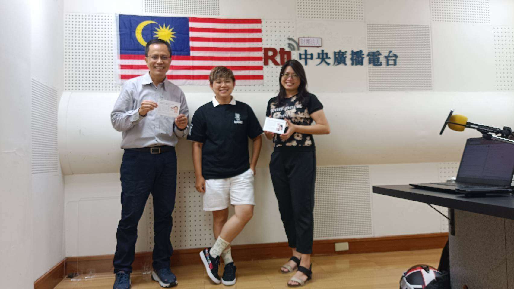 Wawancara Pertama Salam Taiwan bersama Esther Chow (di tengah), Eric (Kiri) dan Sing Yee (kanan)