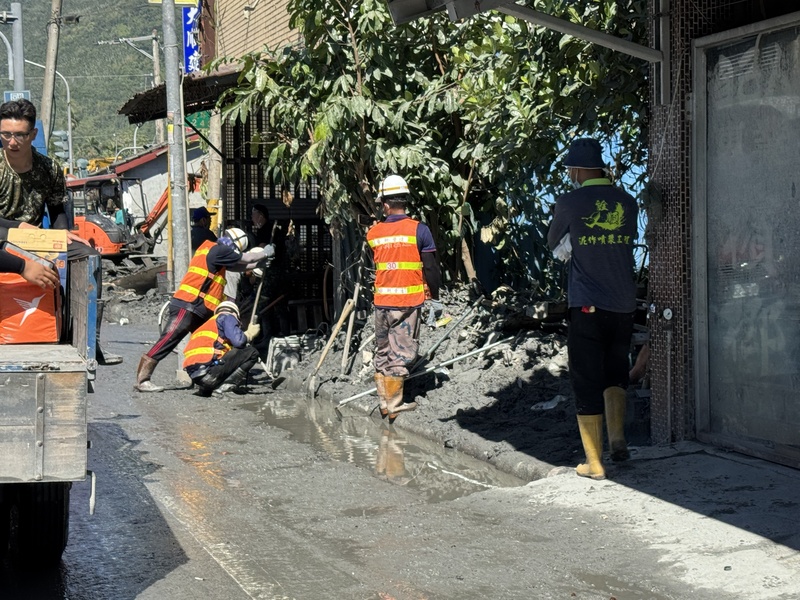 LG 花蓮光復災區復原持續　強化側溝清淤（1） 花蓮馬太鞍溪堰塞湖洪災後第13天，光復鄉災區復原 工作5日持續不歇，重點強化市區街道側溝清淤，各 路「清溝超人」及公部門機具加緊趕工。 中央社記者張祈攝　114年10月5日 