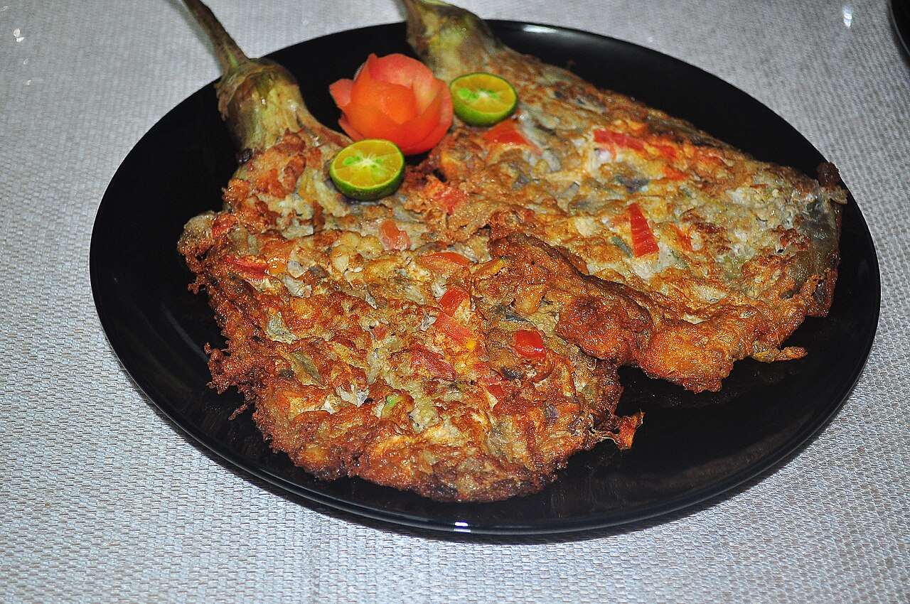 Tortang talong with calamansi (Photo: Wikimedia)