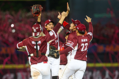 LD
樂天桃猿奪冠　馬傑森開心去當兵
中華職棒樂天桃猿馬傑森（中左）28日就要入伍當兵
4個月，桃猿27日順利封王；被問到落後時是否會擔
心無法參與到最後，馬傑森說：「不會，我始終相信
大家，因為球隊從季後挑戰賽開始，就一直展現出很
不可思議的表現，大家的氣勢都沒有掉，我一直覺得
我們可以逆轉。」
中央社記者王騰毅攝  114年10月28日
