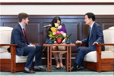 President Lai Ching-te was interviewed by the American radio program "The Clay Travis and Buck Sexton Show." (Photo: Office of the Premier)