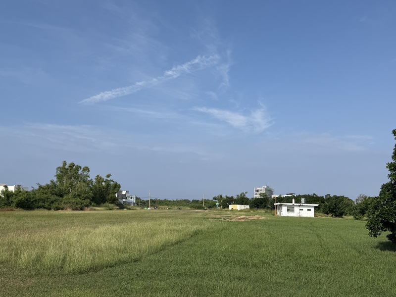 LG 「小島野台」 11/8小琉球停機坪登場 屏東縣政府提供多元旅遊體驗，11月8日在小琉球停 機坪推出全新品牌活動「小島野台」，將邀請歌手演 唱，還設置攤位讓民眾可以品嚐在地美食。 中央社記者李卉婷攝 114年10月27日 