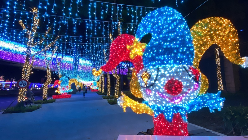 LG 新北歡樂耶誕城開城倒數（1） 一年一度的「新北歡樂耶誕城」將自11月14日起正式 開跑，活動場地周邊燈飾也呼應今年的馬戲團主題， 近日試燈，讓板橋街道入夜後也繽紛熱鬧。 中央社記者黃旭昇新北市攝　114年10月30日 