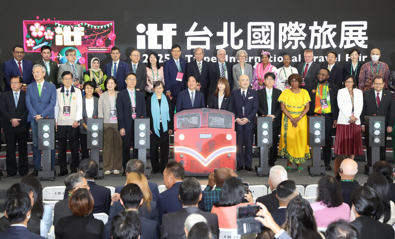 PD
Dumalo si Pangulong Lai Ching-te noong ika-7 ng Nobyembre sa pagbubukas ng 2025 ITF Taipei International Travel Fair sa Nangang Exhibition Hall 1 at kumuha ng larawan kasama sina Minister ng Transportasyon Chen Shih-kai at iba pang opisyal. (Kuha ni Zhang Xinwei, Central News Agency)
