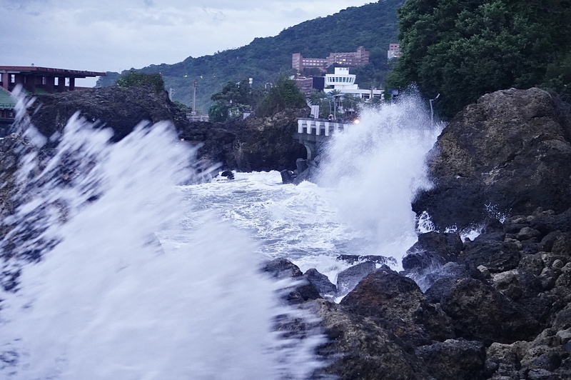 Typhoon Fenghuang approaches — large waves seen in Kaohsiung (3). As Typhoon Fenghuang continues to move closer to Taiwan, strong winds stirred up huge waves along the coast of Kaohsiung’s Sizihwan area on the evening of November 11.
(Photo by CNA reporter Tung Chun-chih, November 11, 2025)