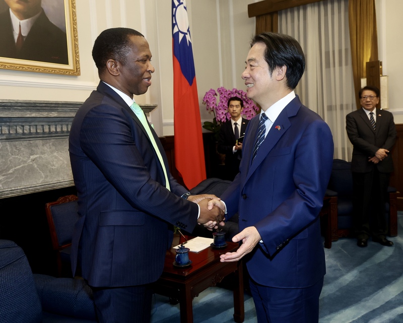 President Lai Ching-te (kanan) noong November 25 sa Presidential Office ay nakipagkita sa Speaker ng House of Assembly ng Eswatini, si Jabulani Clement Mabuza (kaliwa), at malugod niya itong tinanggap kasama ang delegasyon sa pagbisita nila sa Taiwan. Kuha ng Central News Agency reporter na si Zhang Hao-an.