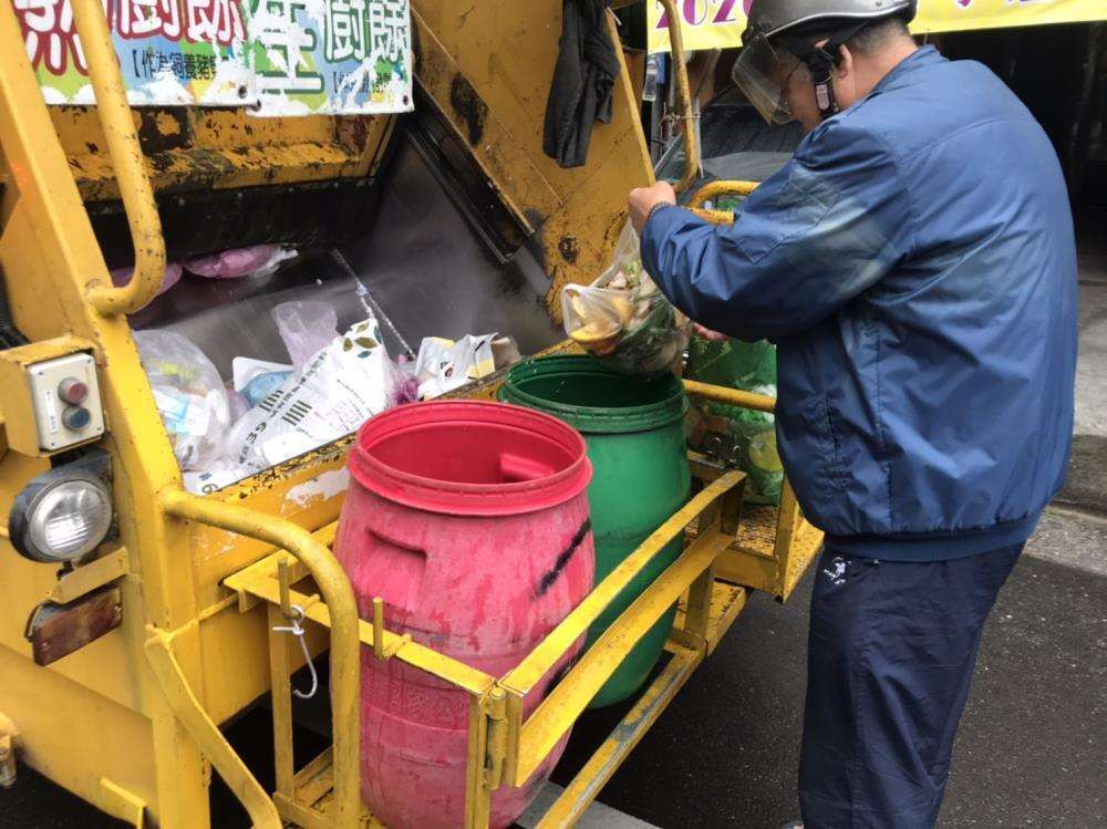 Makikita sa larawan ang isang garbage truck na kumukolekta ng basura sa kusina. (File photo/Ibinigay ng Ministry of Environment)