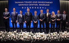 PF
Pinangunahan ni Minister of Economic Affairs Gong Ming-xin ang isang delegasyon sa pagbisita sa Poland at pinamunuan ang unveiling ng “Taiwan Trade and Investment Center” sa Warsaw.

(Ibinigay ng Ministry of Economic Affairs)

Ipinadala sa pamamagitan ng fax ni CNA correspondent Tseng Yun-ting
Disyembre 11,  2025