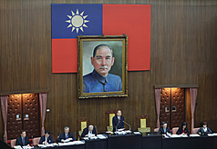 PD
Pinangunahan ni Han Kuo-yu ang sesyon ng Legislative Yuan.

Nagdaos ng plenary session ang Legislative Yuan noong umaga ng ika-12. Dahil inaasahang tatalakayin ang mga kontrobersyal na panukala tulad ng pagtigil sa pagbabawas ng pensyon ng mga guro at kawani ng gobyerno, ang pag-imbita kay Pangulong Lai Ching-te upang magbigay ng ulat sa pambansang kalagayan, at ang panukalang absentee voting na inihain ng Taiwan People’s Party caucus, nagkaroon ng pagtatalo sa pagitan ng naghaharing partido at oposisyon. Ipinahayag ng Speaker ng Legislative Yuan na si Han Kuo-yu (ika-4 mula sa kanan) ang pansamantalang pagtigil ng sesyon sa simula pa lamang upang magsagawa ng caucus negotiations, at ipagpapatuloy lamang ang pagpupulong kapag may naabot nang consensus.

Larawan ni Chao Shih-hsun, Central News Agency, ika-12 ng Disyembre, 2025