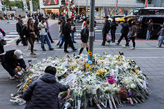 JD
Random Attack Causes Deaths and Injuries; Citizens Lay Flowers in Mourning (1) A random attack by 27-year-old Zhang Wen resulted in serious deaths and injuries. Many citizens laid flowers at the scene of the attack near Zhongshan MRT station on the afternoon of December 22nd to mourn the victims.
(Photo by Pei Zhen, Central News Agency, December 22, 2025)