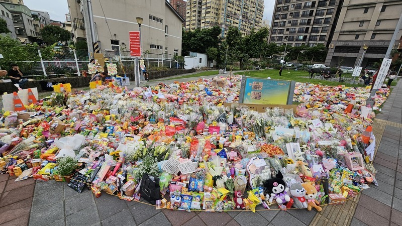 Mourners have left flowers and other offerings at the park near the site of a deadly accident in Sanxia on Monday. (Photo: CNA)