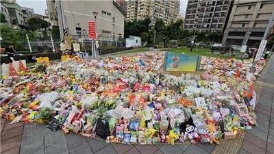 Mourners have left flowers and other offerings at the park near the site of a deadly accident in Sanxia on Monday. (Photo: CNA)