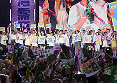 Recall Vote Eve: Youth Representative Calls for Support; First Round of Recall Voting to Take Place

On the evening of the 25th, the Anti-Communist and Taiwan Protection Volunteer Alliance held a "Vigil for Democracy, Citizens' Rally" outside the Legislative Yuan on Jinan Road. Youth representative "Breakthrough Youth" took the stage, urging everyone to stand up and cast their "yes" vote for the recall. (Photo by Central News Agency, reporter Zheng Qingyuan)