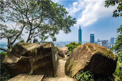 Nangang Mountain System: Xiangshan (Mt. Elephant) Hiking Trail (Photo: Department of Information and Tourism,Taipei City Government)