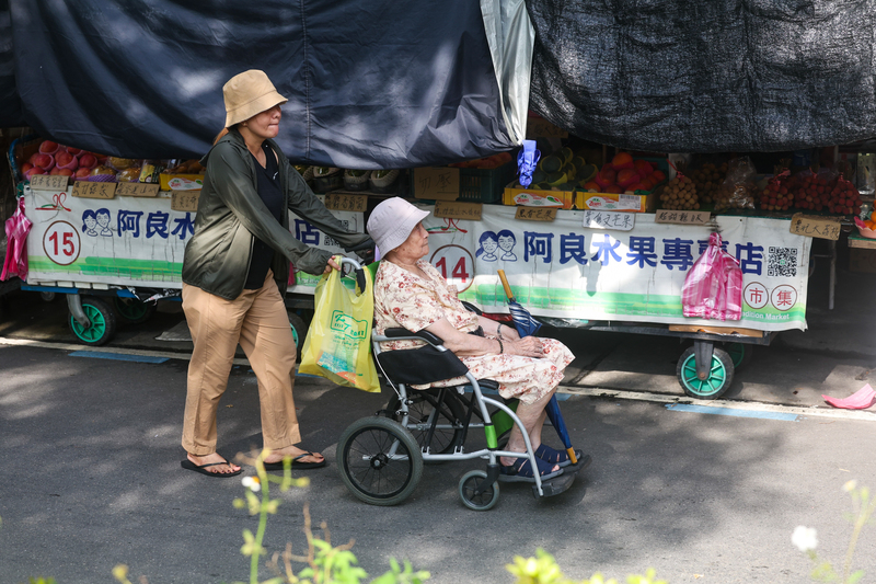 MD 逾80歲聘外籍看護免巴氏量表　勞部提配套（3） 勞動部與衛福部歷經半年時間多次會議研擬衝擊配 套，29日宣布80歲以上聘外籍家庭看護工得免醫療機 構評估政策8月1日正式上路，並有6大配套「輕重症 分流」。圖為台北市中山區街頭外出採買的移工與雇 主。 中央社記者吳家昇攝 114年7月29日 